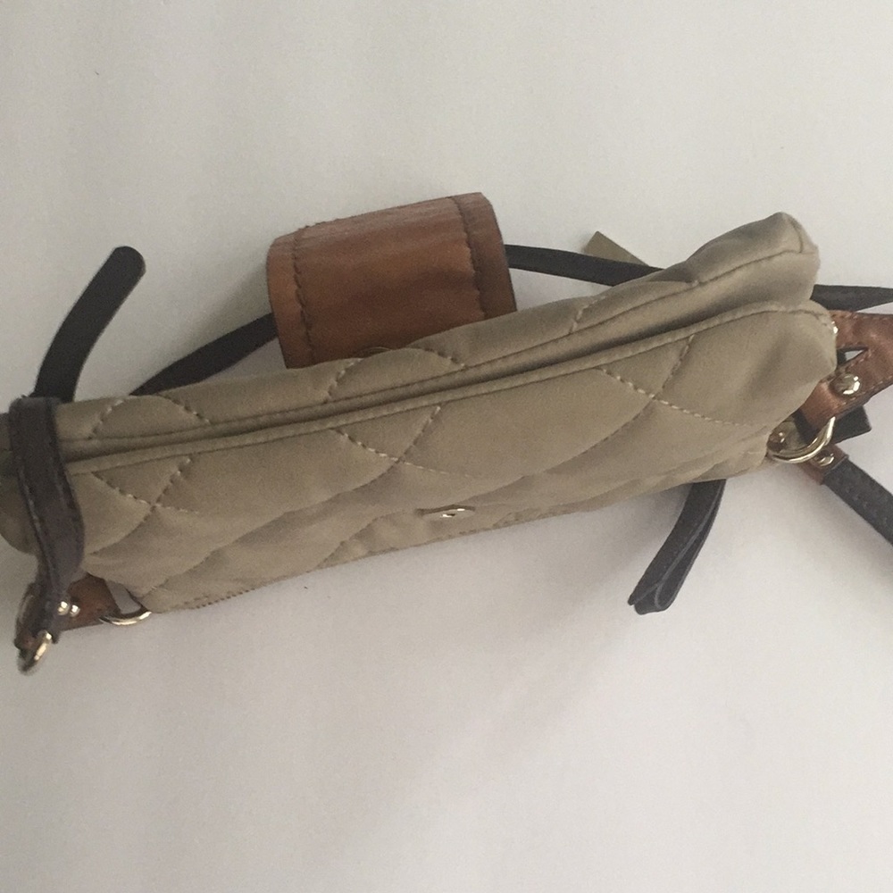Preowned Guess women,s cross body handbag$38.00 - Picture 7 of 12